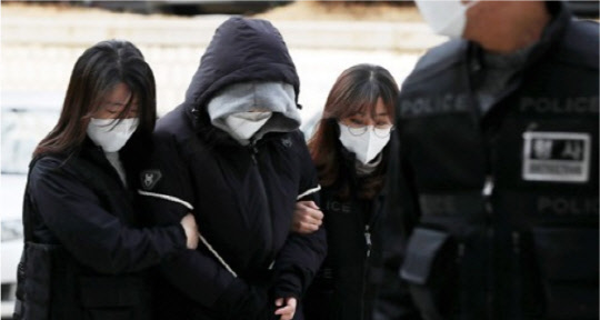 3세 아이를 때려 숨지게 한 혐의를 받는 30대 의붓어머니 이모씨가 23일 오후 서울 서초구 서울중앙지방법원에서 구속 전 피의자 심문(영장실질심사)을 받기 위해 법정으로 들어서고 있는 모습. <연합뉴스>